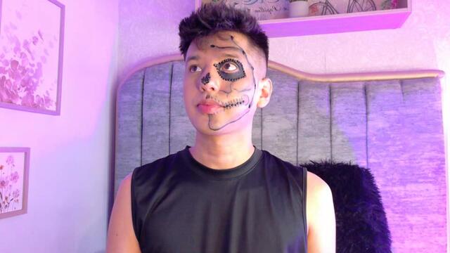 Preview photo of webcam model crhis-evans on Flirt4Free