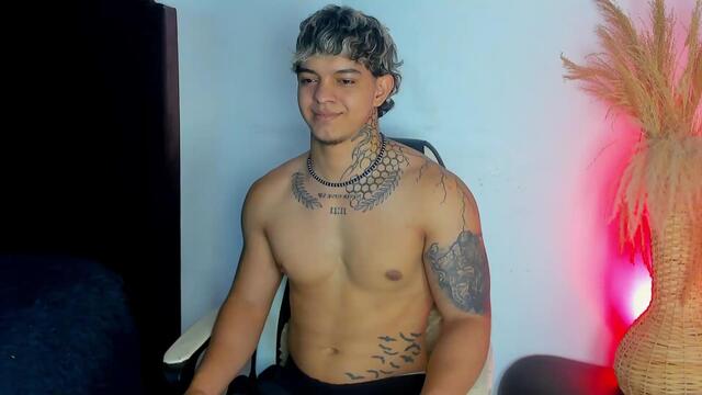 Preview photo of webcam model noah-brown on Flirt4Free