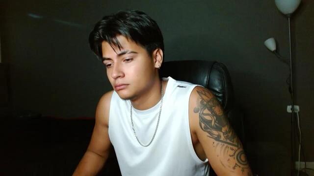 Preview photo of webcam model david-bless on Flirt4Free