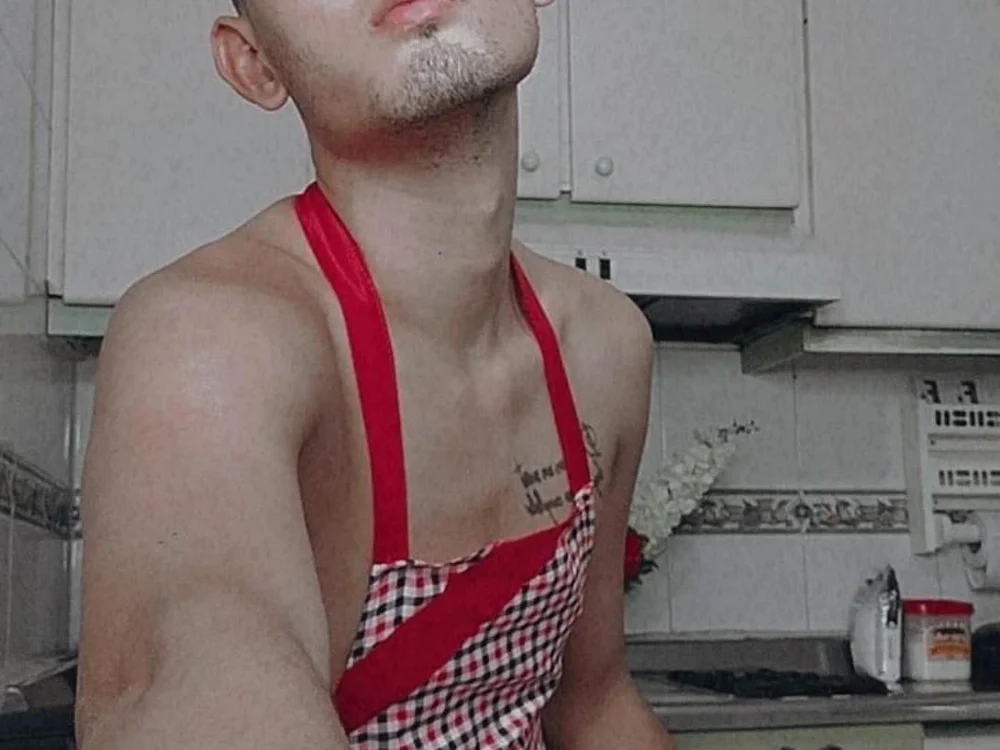Preview photo of webcam model enzo_0814 on Stripchat