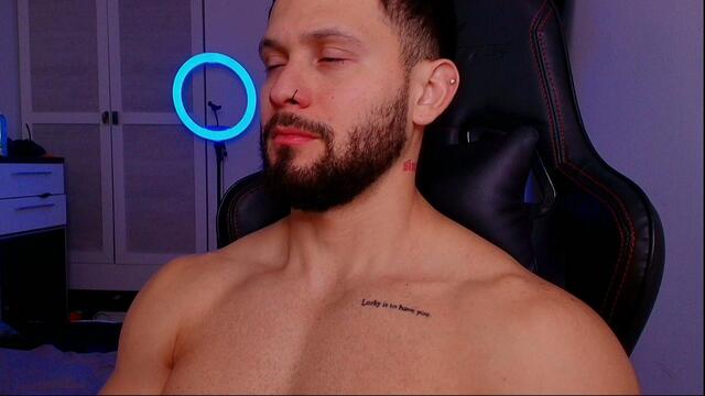 Preview photo of webcam model andrew-corey on Flirt4Free