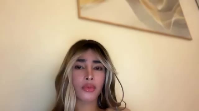 Preview photo of webcam model urdreamgirl_withbigsurprise on Chaturbate