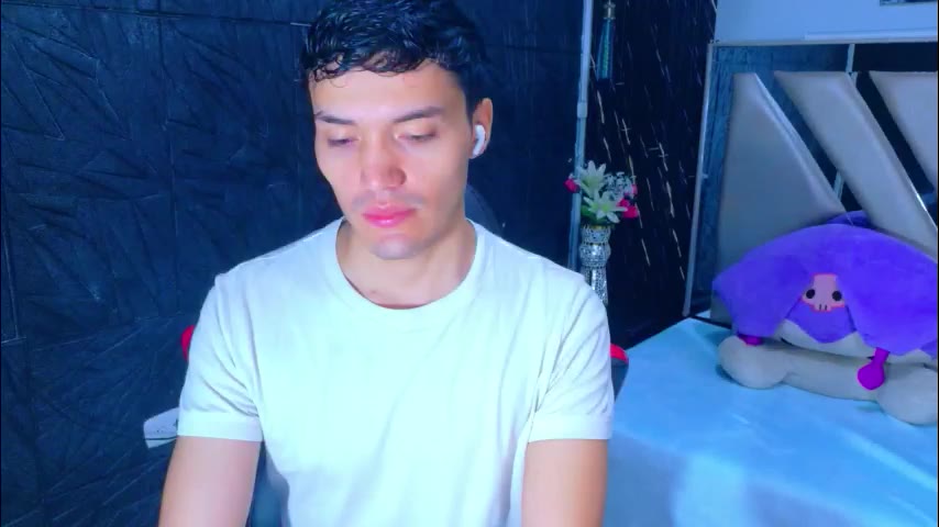 Preview photo of webcam model aronndark on LiveJasmin