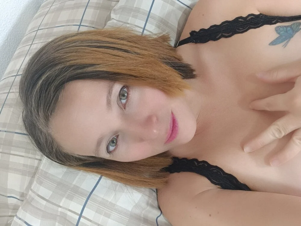 Preview photo of webcam model charlott_ponce on Stripchat