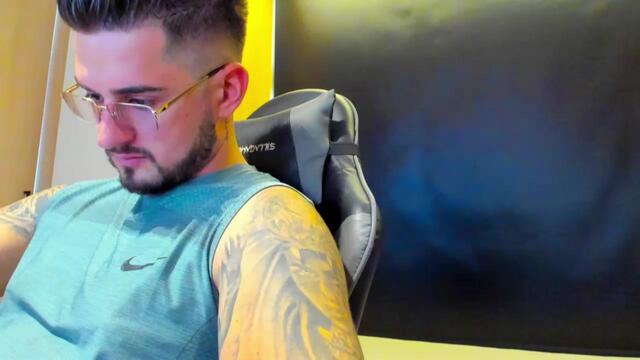 Preview photo of webcam model ashton-muller on Flirt4Free