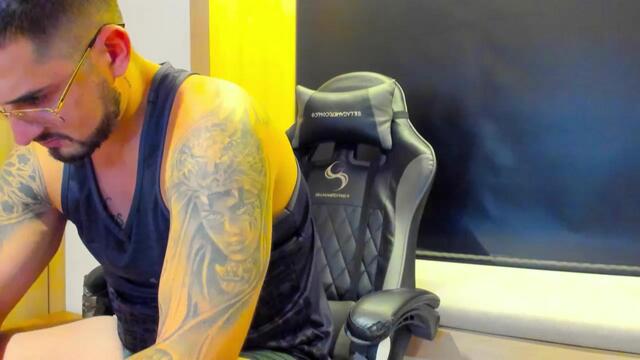 Preview photo of webcam model ashton-muller on Flirt4Free