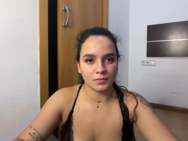Preview photo of webcam model maiapark on XloveCam