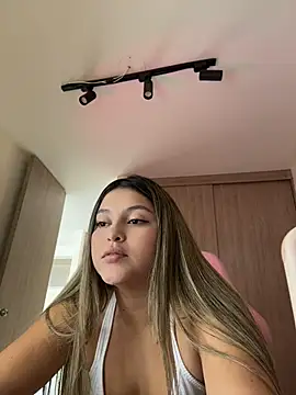 lunablossom_ (Stripchat): nuotraukos, profilis