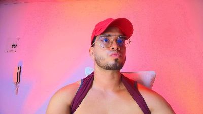Preview photo of webcam model tommy_john on Cam4