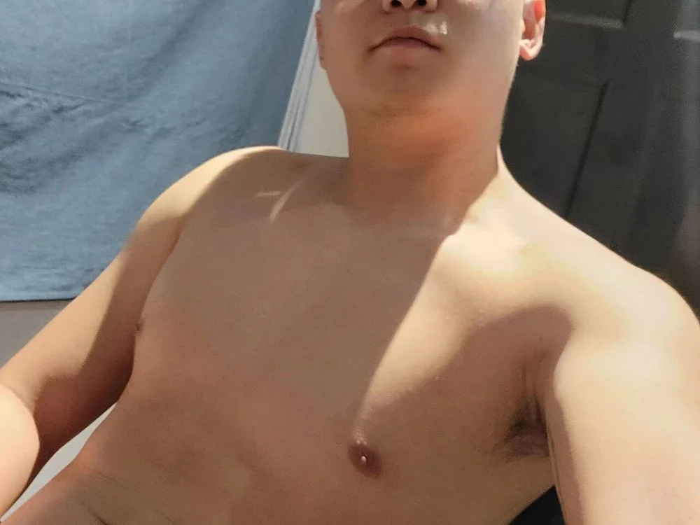 1yfdcyd: عارضة كاميرا ويب على Stripchat