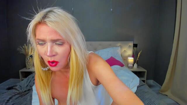 Preview photo of webcam model luna-lewiss on Flirt4Free