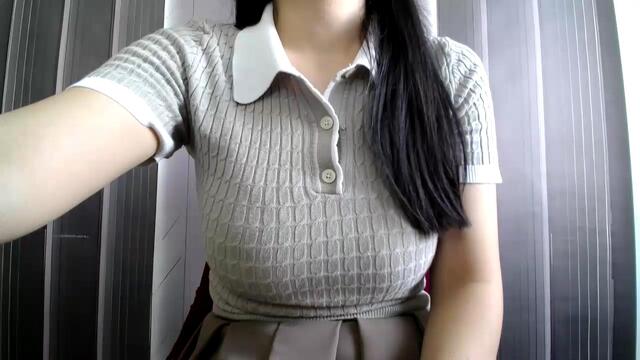 Preview photo of webcam model emilia-young on Flirt4Free