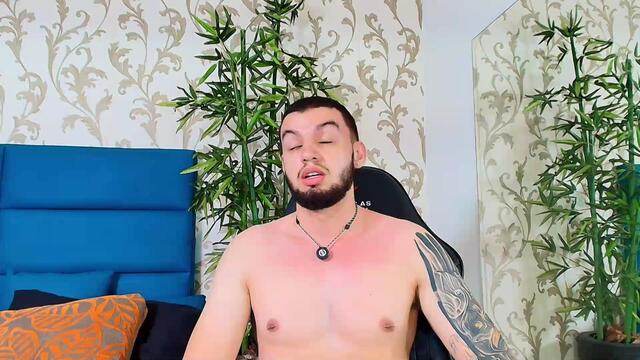 Preview photo of webcam model mikel-magnus on Flirt4Free