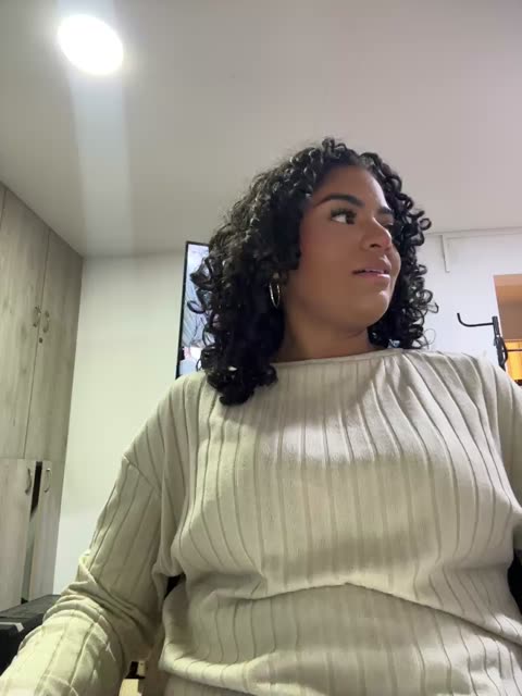 Preview photo of webcam model carlymonroee on BongaCams