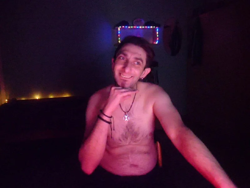RevilO1180 – Stripchat webkamerás modell