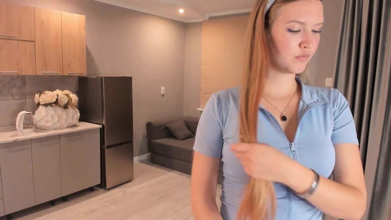 elisechristain, model webcam de XloveCam: fotos