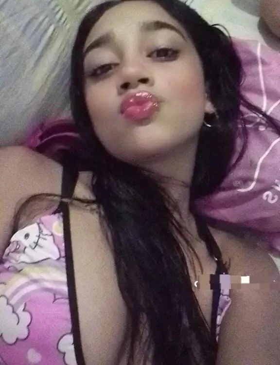 Preview photo of webcam model Zoe_Sweett18 on Stripchat