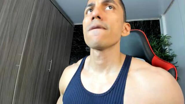 Preview photo of webcam model erik-castle on Flirt4Free