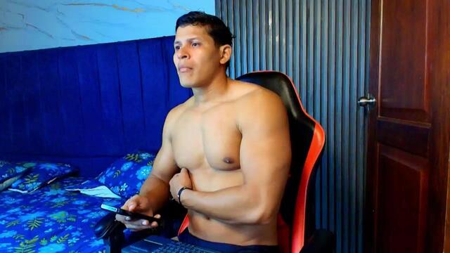 charles-kinsgley: عارضة كاميرا ويب على Flirt4Free