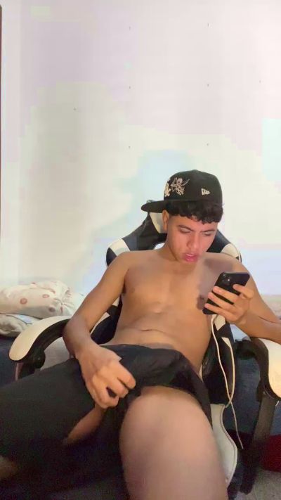 Preview photo of webcam model hot_boys18 on Cam4