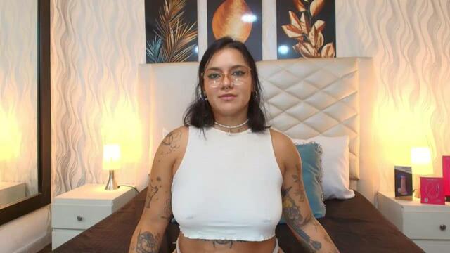 Preview photo of webcam model manu-eyngri on Flirt4Free