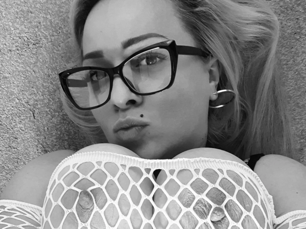 Preview photo of webcam model RuxyHuge42ETT on Stripchat