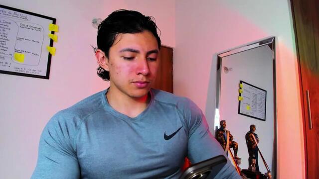 Preview photo of webcam model alexander-classy on Flirt4Free