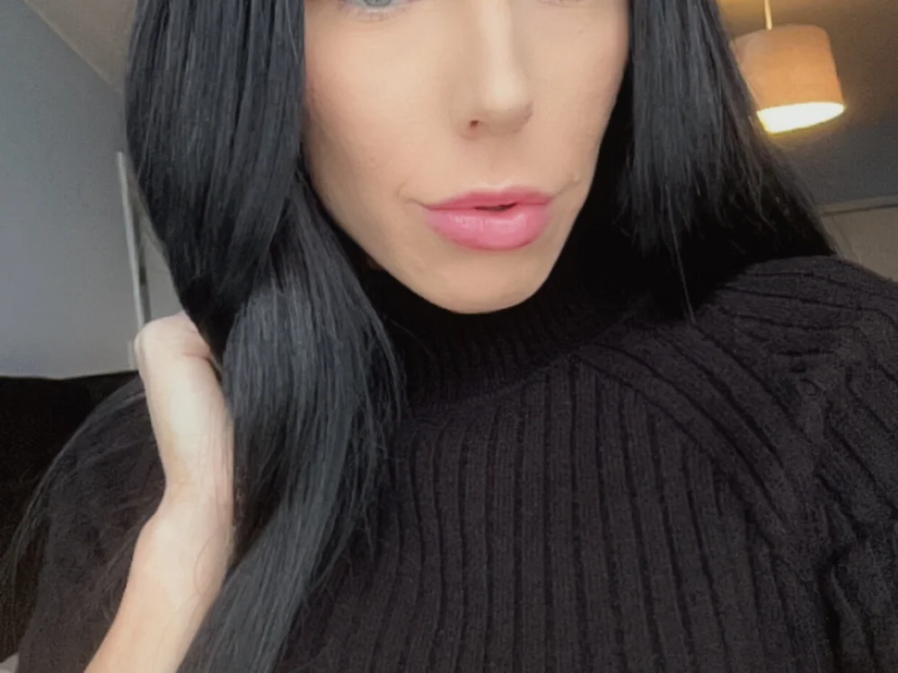 Preview photo of webcam model LadyLouiseUK on Stripchat