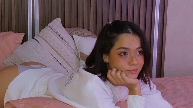 lucia-saanvi, μοντέλο webcam στο Flirt4Free