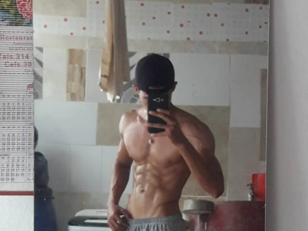 alejo_x3 – Stripchat webkamerás modell