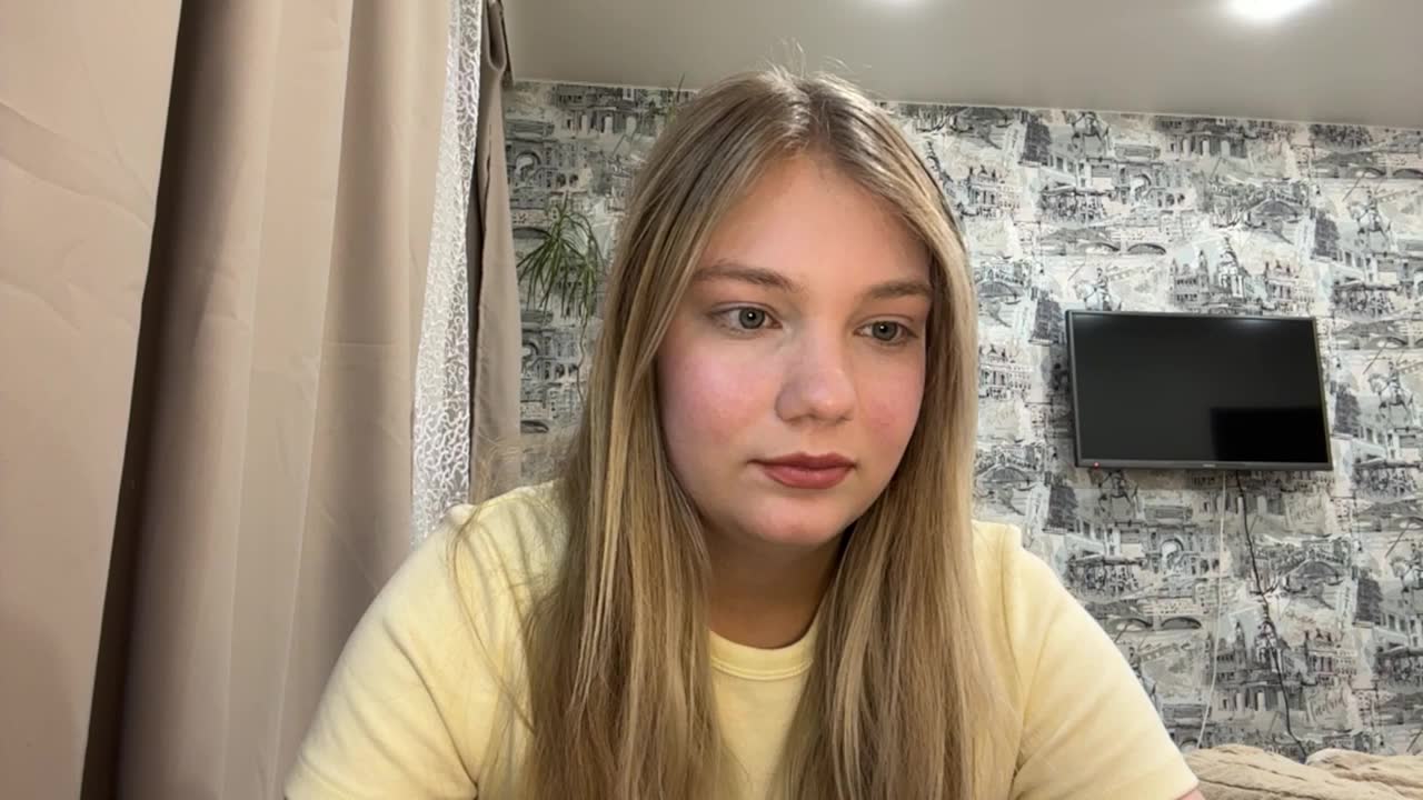 trishgenna (XloveCam): foto un profils