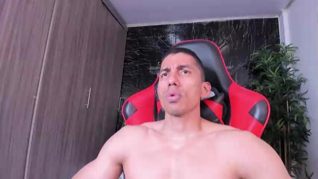 Preview photo of webcam model erik-castle on Flirt4Free