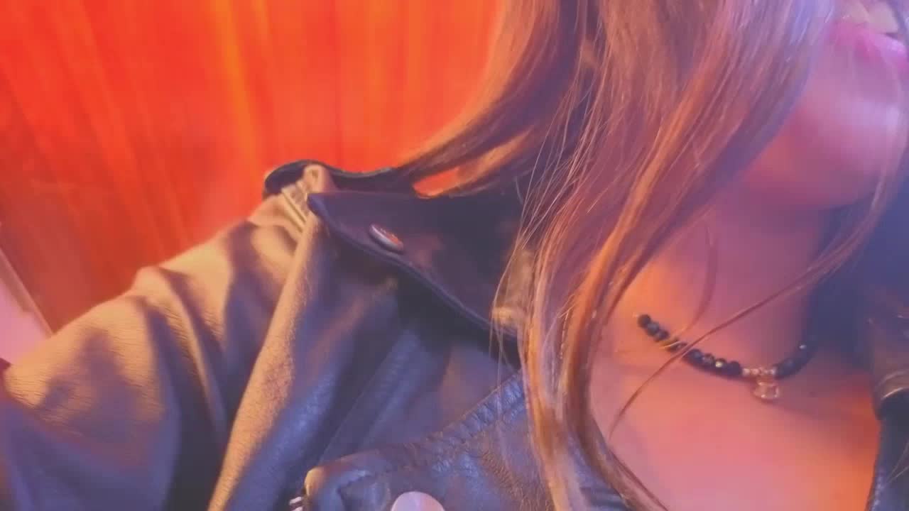 isablue — XloveCam 直播模特：照片与资料