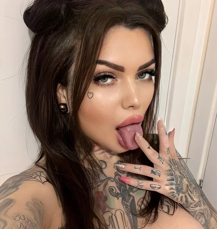 Preview photo of webcam model SabrinaMuller on Stripchat