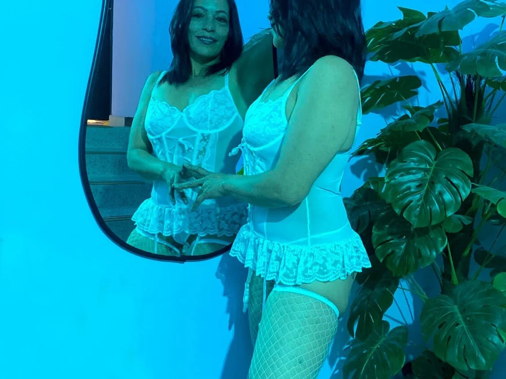 Preview photo of webcam model paula_milff on Stripchat
