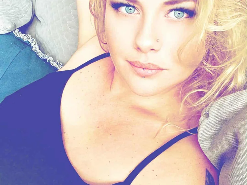 Preview photo of webcam model sweetsinzz on Stripchat