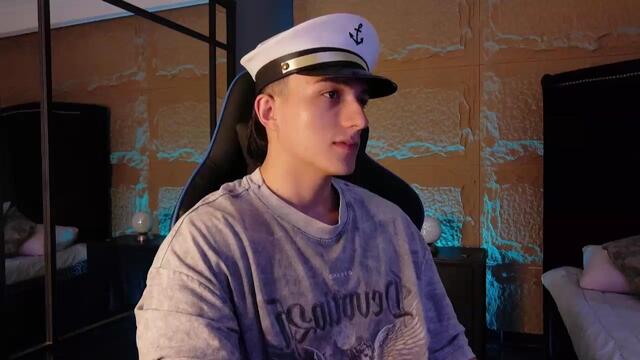 Preview photo of webcam model aslan-fox on Flirt4Free