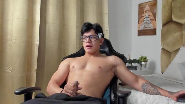 Preview photo of webcam model tony-petrov on Flirt4Free