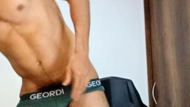Preview photo of webcam model tom-wills on Flirt4Free
