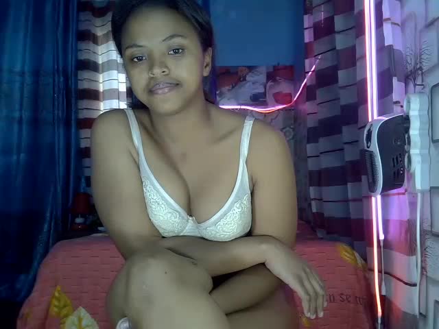 nerina, modelo webcam de XloveCam: fotos