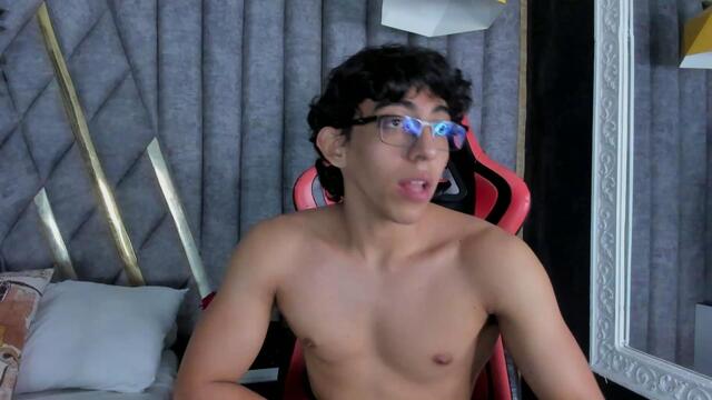 Preview photo of webcam model juliaan-ross on Flirt4Free