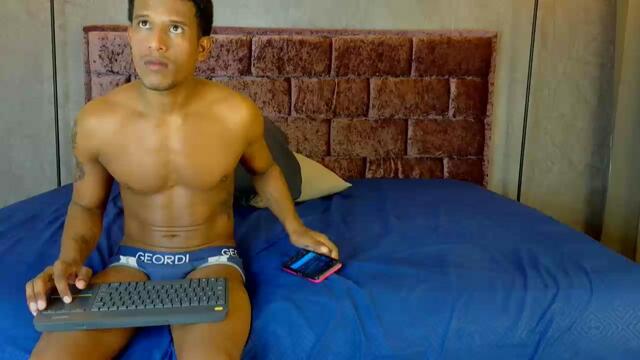 Preview photo of webcam model alisson-and-liam on Flirt4Free