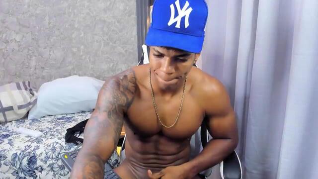 dominnic-strong – Flirt4Free webkamerás modell