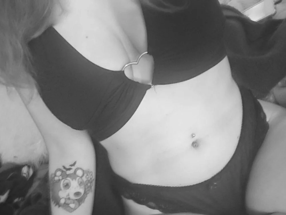 Preview photo of webcam model EllieeRose on Stripchat