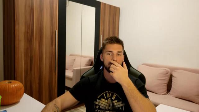 Preview photo of webcam model darius-giles on Flirt4Free