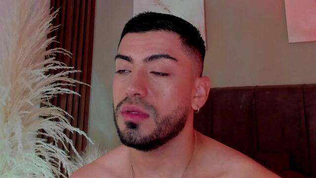 Preview photo of webcam model brian-kim on Flirt4Free