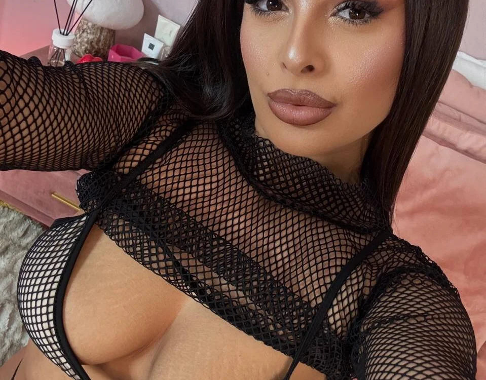 Preview photo of webcam model AlmaLuv on Stripchat