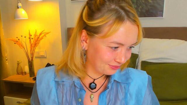 Preview photo of webcam model ellison-white on Flirt4Free