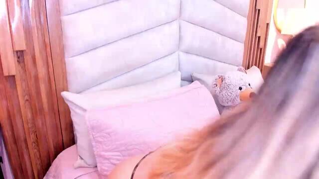 luciana-naughty – Flirt4Free webkamerás modell