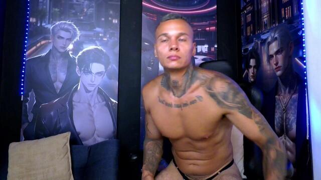 Preview photo of webcam model darius-maximus on Flirt4Free